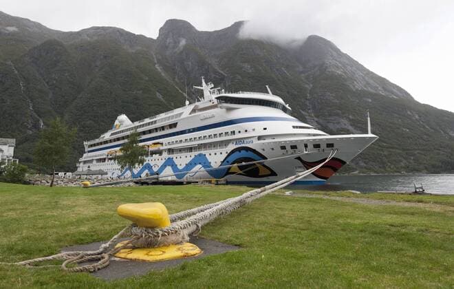 Das Kreuzfahrtschiff AIDAaura hat im norwegischen Eidfjord fest gemacht 14.09.2010