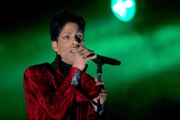 (110810) -- BUDAPEST, Aug. 10, 2011 (Xinhua) -- American pop star Prince performs on the main stage of Sziget Festival in Budapest, Hungary on Aug. 9, 2011. The Sziget Festival is one of the largest music and cultural festivals in Europe. The festival is held annually in August in Budapest, and takes place on Obudai-sziget ( Old-Buda Island ) on the Danube. This year s Sziget Festival will open on Aug. 10.(Xinhua Attila Volgyi) (zx) HUNGARY-BUDAPEST-SZIGET FESTIVAL 
