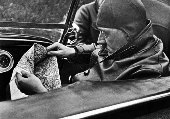 IMAGO History, Zweiter Weltkrieg: 1939 - 1945 Deutschland, 1933 Foto: Adolf HITLER bevorzugte auf Reisen durch Deutschland den offenen Wagen. Germany, 1933