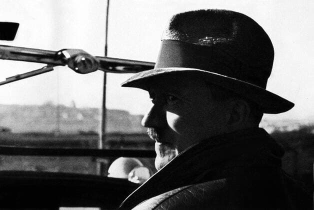 IMAGO History, Zweiter Weltkrieg: 1939 - 1945 Deutschland, 1933 Foto: Adolf HITLER bevorzugte auf Reisen durch Deutschland den offenen Wagen. Germany, 1933