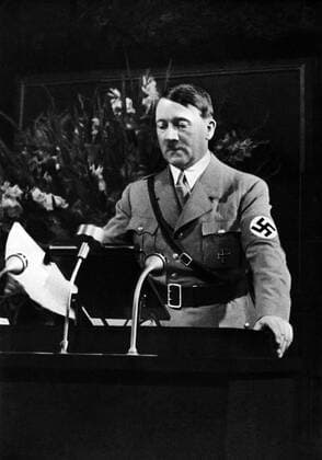 IMAGO History, Zweiter Weltkrieg: 1939 - 1945 Deutschland, Nürnberg, 10.09.1935 Foto: Adolf Hitler eröffnet den Parteitag der Freiheit 1935 im historischen Rathaussaal in Nürnberg Germany, Nürnberg, 10.09.1935