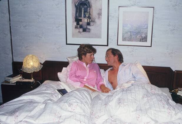 Lindenstrasse Marie Luise Marjan und Joachim Hermann Luger - das Ehepaar Beimer - in der Lindenstrasse Folge 8 im Bett - Setfoto - 1986