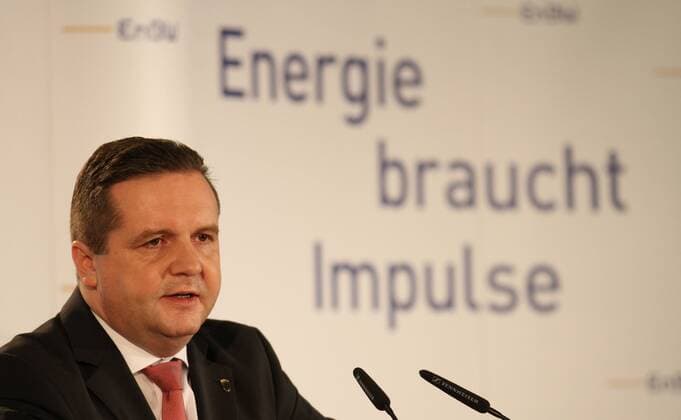 PRESSEKONFERENZ EnBW, KARLSRUHE, 07.12.2010 - Baden-Württembergs Ministerpräsident Stefan Mappus (CDU) spricht vor den Angestellten der EnBW. Das Land Baden-Württemberg hatte gestern bekannt gegeben, dass es den von der Electricite de France (EDF) an der EnBW Energie Baden-Württemberg gehaltenen Anteil von 45,01 Prozent zu erwerben.