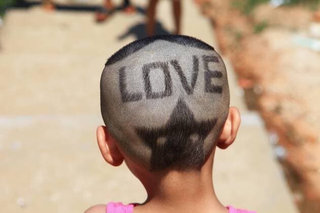 Weltkindertag am 20. September WENZHOU, CHINA - AUGUST 21: (CHINA OUT) A boy with hairstyle of LOVE walks on street on August 21, 2011 in Wenzhou, Zhejiang Province of China.  CFPHighlight premiumd0149