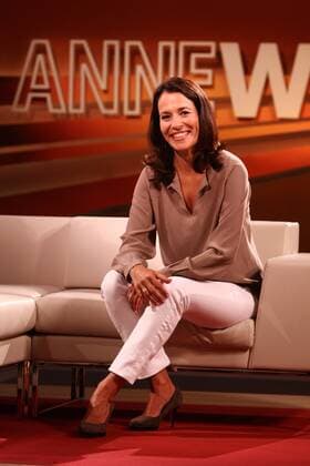 Anne Will im neuen Studio ihrer ARD-Talkshow in Berlin am 26.08.2011, Sendetermin: ab 31.08.2011, mittwochs, 22.45 Uhr, ARD Anne Will , ARD, 2011 