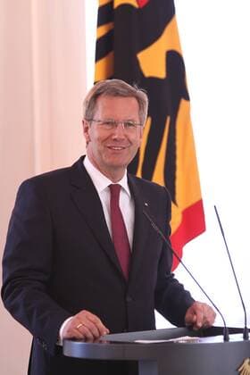 Christian Wulff , der Bundespräsident bei der Verleihung vom Silbernes Lorbeerblatt am 28.8.2011 in Berlin Silbernes Lorbeerblatt fuer Dirk Nowitzki, Berlin, 2011 