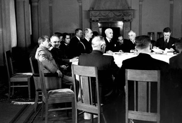 WW2: Conference in session; Stalin listening to Maisky on the left, on the right is President F D Roosevelt, Hopkins and Stettinus (Steltinus?). Yalta Conference. !AUFNAHMEDATUM GESCHÄTZT! Mono Print UnitedArchives0782396