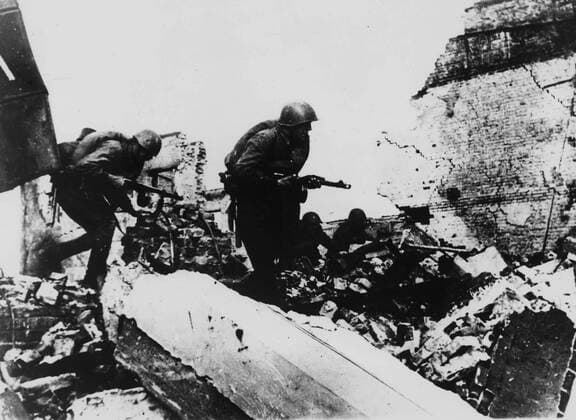 IMAGO History, Zweiter Weltkrieg: 1939 - 1945 WW2: Russia Fighting in Stalingrad Street. Part of the great defence which turned the tide in Russia. !AUFNAHMEDATUM GESCHÄTZT! Mono Print UnitedArchives0782580