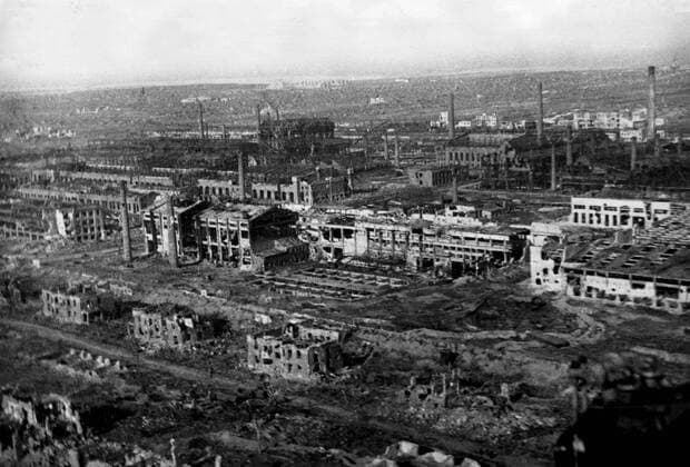 IMAGO History, Zweiter Weltkrieg: 1939 - 1945 WW2: Russia The Great Patriotic War, 1941-45. Stalingrad. View of the factory district from the air. 1943. !AUFNAHMEDATUM GESCHÄTZT! Mono Print UnitedArchives0782584