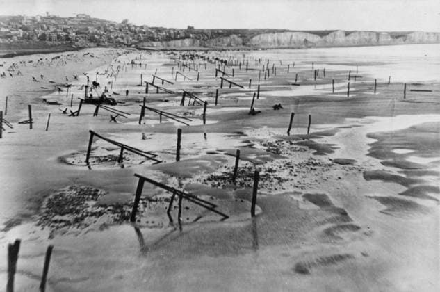 IMAGO History, Zweiter Weltkrieg: 1939 - 1945 WW2: Men and horses may be seen working amid landing obstructions placed along the Normandy coast as part of the Atlantic Wall. Photo taken on 6th May 1944, exactly one month before D Day. Mono Print !AUFNAHMEDATUM GESCHÄTZT! UnitedArchives0782596
