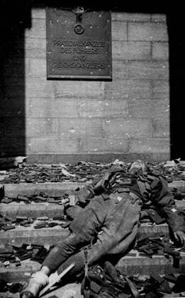WW2: Body of a dead German soldier outside the Reichs Chancellery, Berlin, 1945. Mono Print !AUFNAHMEDATUM GESCHÄTZT! UnitedArchives0782692