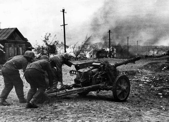 IMAGO History, Zweiter Weltkrieg: 1939 - 1945 WW2: Battle for Stalingrad, Russia. In the outskirts of Stalingrad, a German anti-tank unit brings its gun into action. !AUFNAHMEDATUM GESCHÄTZT! Mono Print UnitedArchives0782735