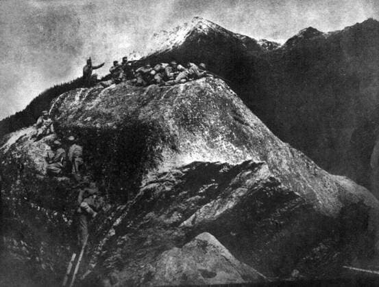 WW1: June-July 1915. Austrian fight in the Isonzo territory. Austrian riflement on a mountain top in the fight against an Italian outpost which is giving in in the valley. Mono Print !AUFNAHMEDATUM GESCHÄTZT! UnitedArchives0785249