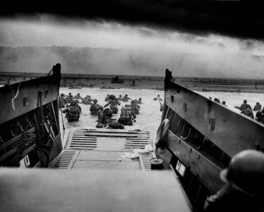 IMAGO History, Zweiter Weltkrieg: 1939 - 1945 WW2: Troops go down the ramp of the Coast Guard landing barge. 6th June 1944. D Day, 1944 !AUFNAHMEDATUM GESCHÄTZT! Mono Print UnitedArchives0785351