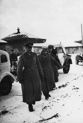 IMAGO History, Zweiter Weltkrieg: 1939 - 1945 WW2: February 1943. Stalingrad, Beketovka. Field-Marshal Friedrich Paulus and his staff taken prisoner. Mono Print !AUFNAHMEDATUM GESCHÄTZT! UnitedArchives0785396