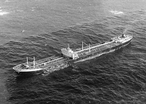 The Liberian Tanker Torrey Canyon of 118, 285 tons and with 36 men on board seen fighting for her life on the Seven Stones Rocks off Lands End. It was estimated that 8 of the ships oil tank compartments had been smashed and about 5000 tons of oil has flowed into the sea. 18th March 1967 Mono Print !AUFNAHMEDATUM GESCHÄTZT! UnitedArchives0807754