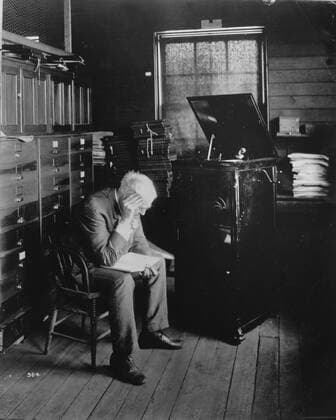Thomas Edison listening to new disc phono Edison, Thomas Alva (the Wizard of Menlo Park) US inventor; opened research laboratory in Menlo Park, New Jersey 1876 (moved to West Orange, New Jersey 1887); invented phonograph (1st demonstrated 1877); invented incandescent electric light 1879; invented kinetograph camera and kinetoscope motion-picture viewer (patented 1891) _1847-1931 Mono Print UnitedArchives0810140