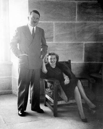 IMAGO History, Zweiter Weltkrieg: 1939 - 1945 Adolf Hitler and Eva Braun. Photo found by Intelligence Officers investigating Braun s personal belongings when several photo albums were discovered. Hitler (1889-1945), Nazi party leader and German dictator. Mono Print !AUFNAHMEDATUM GESCHÄTZT! UnitedArchives0753107