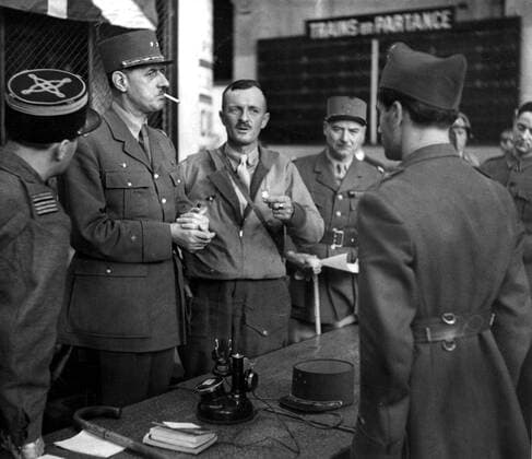 General Charles de Gaulle (1890-1970). French General and first president of the Fifth Republic, 1958-69. He enters liberated Paris in August 1944, with Le Clerc (centre bareheaded) and Juin on his arrival at Montpainasse Station. !AUFNAHMEDATUM GESCHÄTZT! Mono Print UnitedArchives0753280