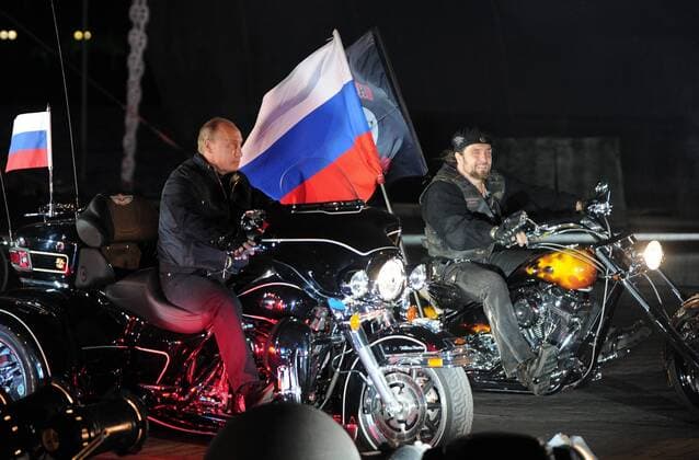 ITAR-TASS: NOVOROSSIYSK, RUSSIA. AUGIST 29, 2011. Russia s prime minister Vladimir Putin (C) riding a motorcycle at the 16th Epilog International Biker Festival in the Russian Black Sea port of Novorossiysk.  premiumd Aufmacher RE0ECDD3