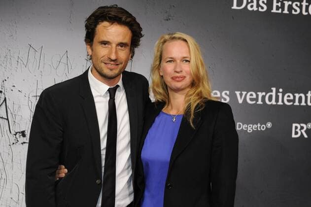 Oliver Mommsen mit seiner Ehefrau Nicola bei der Vorstellung vom ARD Film Sie hat es verdient (Ausstrahlung am 14.09.2011 um 20.15 Uhr) am 29.8.2011 in Berlin Sie hat es verdient , ARD, 2011 