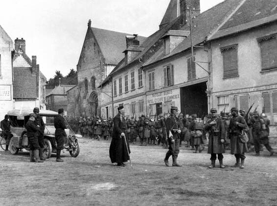 WW1: Battle of the Marne, Sept. 1914. French troops advancing through a village. Mono Print !AUFNAHMEDATUM GESCHÄTZT! UnitedArchives0771219