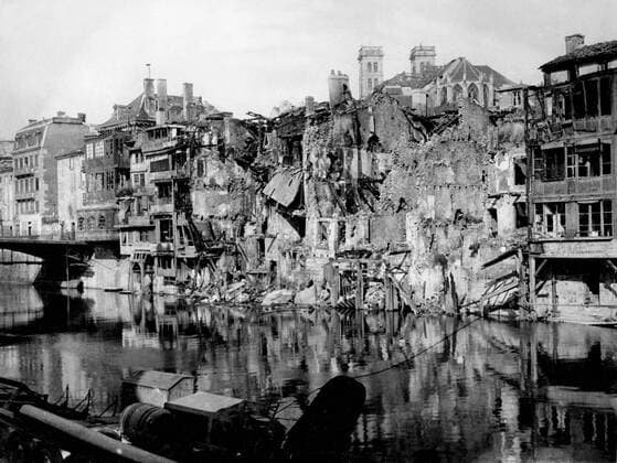 WW1 France: Verdun. Ruined houses on the rue Neuve, on the River Meuse. 1918. Mono Print !AUFNAHMEDATUM GESCHÄTZT! UnitedArchives0771556