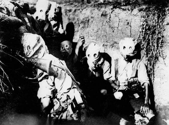 WW1: The Balkans. British troops wearing gas masks in the trenches. Salonika front, 1916. Mono Print !AUFNAHMEDATUM GESCHÄTZT! UnitedArchives0774024