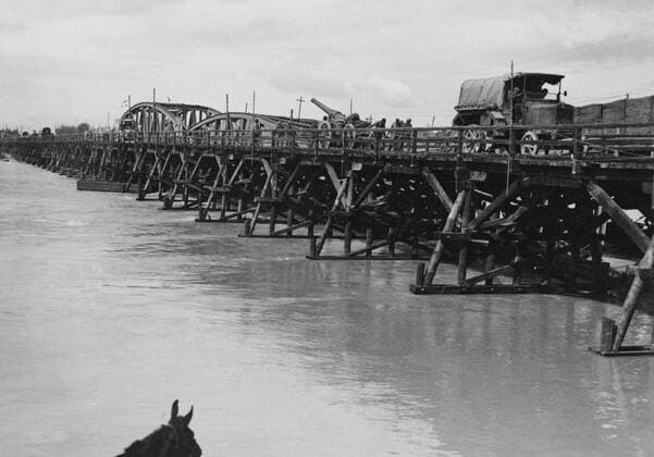 WW1: Heavy artillery crossing the Isonzo. Bridge at Isonzo. !AUFNAHMEDATUM GESCHÄTZT! Mono Print UnitedArchives0775100