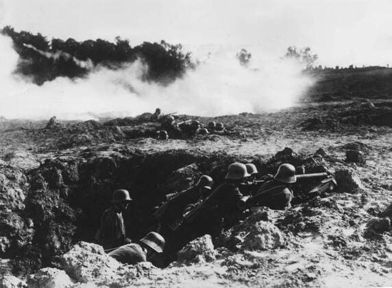 WW1: Battle of Champagne. German troops manning shell holes. April 1917. German machine gunners. Mono Print !AUFNAHMEDATUM GESCHÄTZT! UnitedArchives0775229