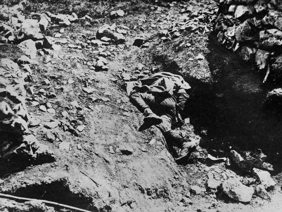 WW1: A dead Italian soldier on Monte San Michele, east of Gradisca, Isonzo Valley. !AUFNAHMEDATUM GESCHÄTZT! Mono Print UnitedArchives0775339