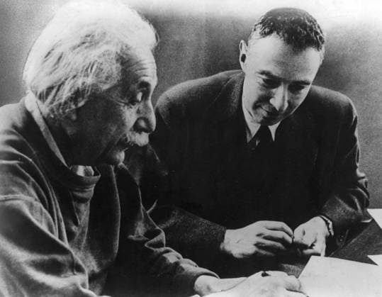 Albert Einstein (left) and J. Robert Oppenheimer (right). Mono Print - Aufnahmedatum geschätzt UnitedArchives0779198