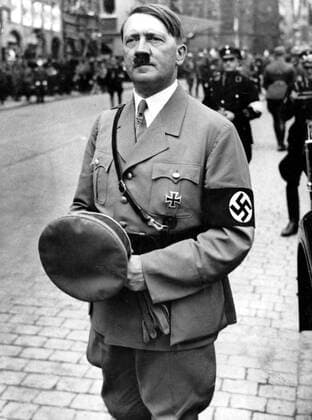 IMAGO History, Zweiter Weltkrieg: 1939 - 1945 Adolf Hitler (1889-1945) at the Reich s Party Day at Nurenberg. In the background are two of his SS bodyguards 1934. Mono Print UnitedArchives0618877