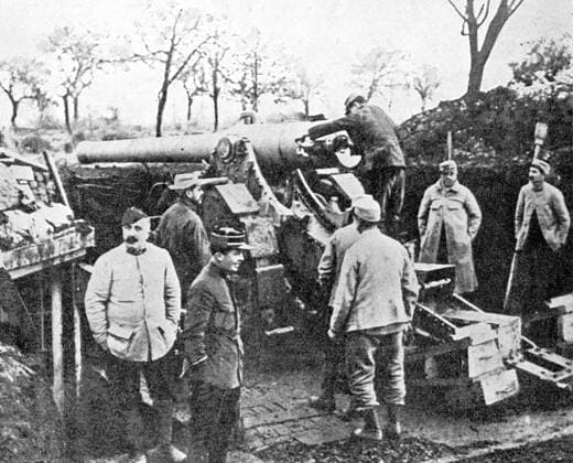 A French 155 at Verdun. Both sides used enormous cannon to pulverize the enemy in their trenches and fortifications along the Western Front !AUFNAHMEDATUM GESCHÄTZT! Mono Print UnitedArchives0653853