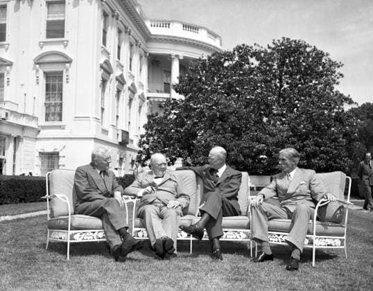 USWahl2024, die großen Präsidenten, Dwight D. Eisenhower In the delightful setting of the White House garden, US President Dwight Eisenhower, and his Secretary of State Mr Foster Dulles hold talks with Prime Minister Sir Winston Churchill and British Foreign Secretary Anthony Eden 28th June 1954 Mono Negative !AUFNAHMEDATUM GESCHÄTZT! UnitedArchives1168864