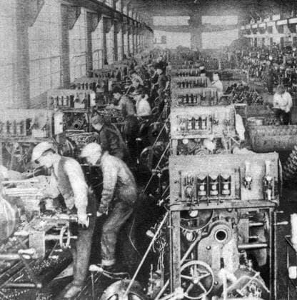 First World War Making shells in a US munitions factory Mono Book Illustration UnitedArchives1170074