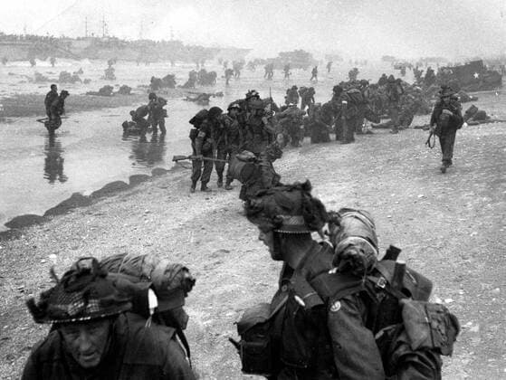 IMAGO History, Zweiter Weltkrieg: 1939 - 1945 Troops assembling on beach from landing craft. Red Cross men attending to casualties. Broch Group? 13 18th Hussars White Beach 6th June 1944 D-Day WW2: Troops assembling on the beach from landing craft in the background. Red Cross men attending to casualties. Broch Group markings. 13 18th Hussars. White Beach, D day. 6th June 1944. Mono Print !AUFNAHMEDATUM GESCHÄTZT! UnitedArchives0840943