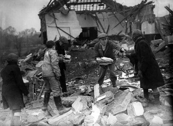 Home Front 1940 Salvaging school books at a bombed Northfleet school , Kent Mono Print !AUFNAHMEDATUM GESCHÄTZT! UnitedArchives1184896