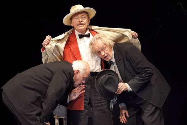 31.08.2011 Schlosspark Theater Berlin WARTEN AUF GODOT (von Samuel Beckett), Regie: Gerd Heinz, Bühne und Kostüme: Lilot Hegi, Gastspiel des Ernst Deutsch Theaters Hamburg, Premiere in Berlin am 01.09.2011. Szene mit Charles Brauer (als Wladimir), Uwe Friedrichsen (als Pozzo) und Werner Rehm (als Estragon).