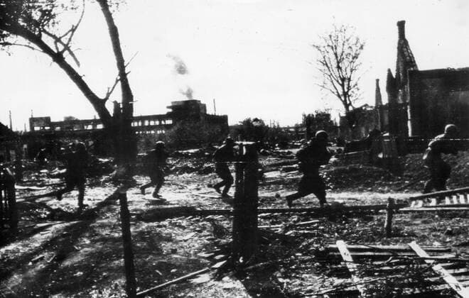 Red Army men run forward to meet an attack during street fighting on the outskirts of Stalingrad. Mono Print !AUFNAHMEDATUM GESCHÄTZT! UnitedArchives1190604