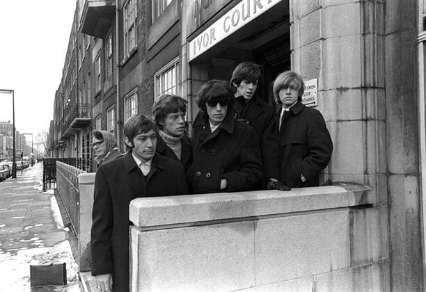 The Rolling Stones outside Ivor Court , London . They are from left to right ; Charlie Watts , Mick Jagger , Bill Wyman , Keith Richards and Brian Jones . Early 1960s mono negative !AUFNAHMEDATUM GESCHÄTZT! UnitedArchives1193478
