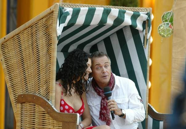 Kitty KALT im Strandkorb auf der Iws-Bühne mit Jörg KNÖR, da macht der Entertainer grosse Augen. Das Model ist die Strandschöne im Musik-Quiz beim Auftritt des Parodisten. Der Comedian malt Schlagertitel, die das Publikum raten muss. Die in Ungarn geborene Studentin war als Bühnenhostess in allen Folgen der diesjährigen Staffel von -Immer wieder sonntags-. Elfte Folge der ARD-Unterhaltungssendung mit zahlreichen Gästen aus Volksmusik, Schlager und Comedy, live aus dem Europa-Park in Rust am 07.08.2011
