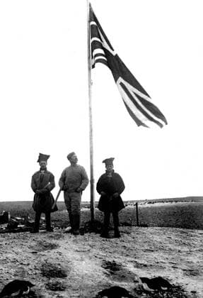 British explorer Carsten Borchgrevink raising the British flag 1900 Mono Print !AUFNAHMEDATUM GESCHÄTZT! UnitedArchives1056630