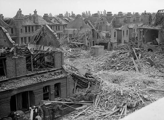 Bomb damage at West Bush Road - 1940 ©TopFoto Mono Negative !AUFNAHMEDATUM GESCHÄTZT! UnitedArchives1199430