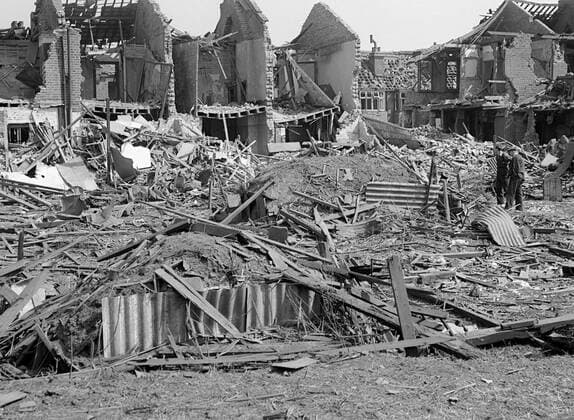 Bomb damage Behind the blue Anchor , Edmonton - 1940 ©TopFoto Mono Negative !AUFNAHMEDATUM GESCHÄTZT! UnitedArchives1199435