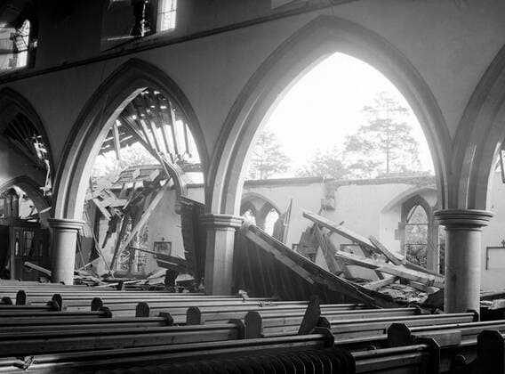 Ruined church in New Southgate , London - interior of Church - 1940 ©TopFoto Mono Negative !AUFNAHMEDATUM GESCHÄTZT! UnitedArchives1199461