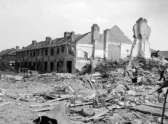 Bomb damage in Cambridge Road - 1940 ©TopFoto Local Caption Mono Negative !AUFNAHMEDATUM GESCHÄTZT! UnitedArchives1199464