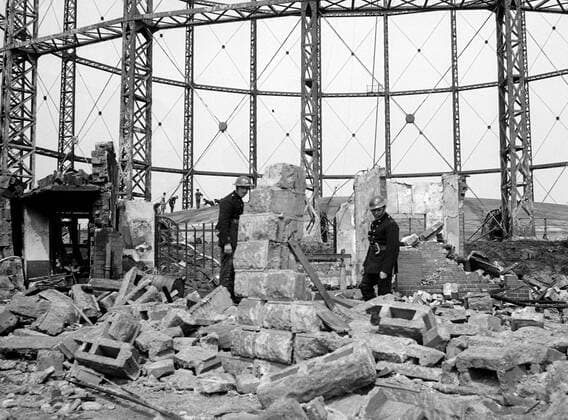 UXB Defusing unexploded bombs ( UXBs ) 7 kg bomb. Edmonton gas cylinders 1940 ©TopFoto Mono Negative !AUFNAHMEDATUM GESCHÄTZT! UnitedArchives1199467
