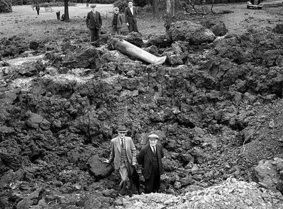 Unexploded bomb ( UXB ) and bomb damage when a 7 kg bomb left a crater in Finsbury Park , London in 1940 ©TopFoto Mono Negative !AUFNAHMEDATUM GESCHÄTZT! UnitedArchives1199470