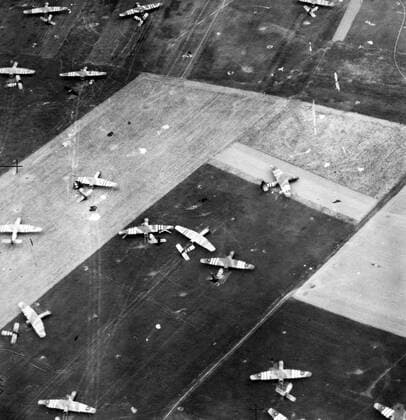 IMAGO History, Zweiter Weltkrieg: 1939 - 1945 Gliders on the landing grounds after D-Day 6th June 1944 Mono Print !AUFNAHMEDATUM GESCHÄTZT! UnitedArchives1203620